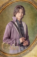 チャンへ扮するコリン。