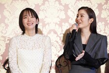 吉岡里帆（左）を「花のよう」と表現する蓮佛美沙子（右）。