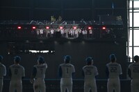 北海道・エスコンフィールドHOKKAIDOで、「民衆の歌」を歌唱するミュージカル「レ・ミゼラブル」キャスト。(c)H.N.F.