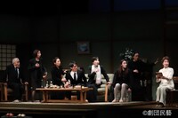 劇団民藝「ミツバチとさくら」より。