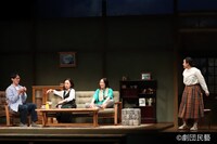 劇団民藝「ミツバチとさくら」より。