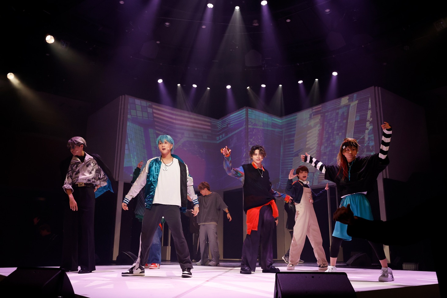 舞台「ハンドレッドノート～暗闇に消えた月～」より。（撮影：小境勝巳、佐藤薫）