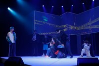 舞台「ハンドレッドノート～暗闇に消えた月～」より。（撮影：小境勝巳、佐藤薫）