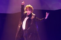 舞台「ハンドレッドノート～暗闇に消えた月～」より。（撮影：小境勝巳、佐藤薫）