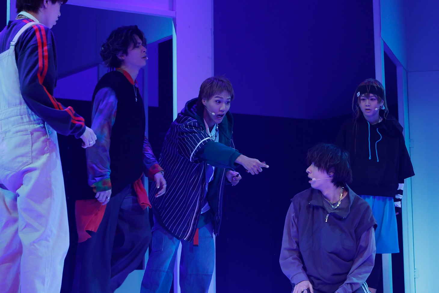 舞台「ハンドレッドノート～暗闇に消えた月～」より。（撮影：小境勝巳、佐藤薫）