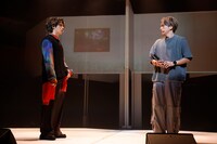 舞台「ハンドレッドノート～暗闇に消えた月～」より。（撮影：小境勝巳、佐藤薫）