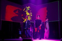 舞台「ハンドレッドノート～暗闇に消えた月～」より。（撮影：小境勝巳、佐藤薫）