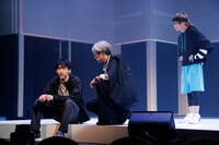 舞台「ハンドレッドノート～暗闇に消えた月～」より。（撮影：小境勝巳、佐藤薫）