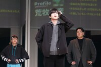 舞台「ハンドレッドノート～暗闇に消えた月～」より。（撮影：小境勝巳、佐藤薫）