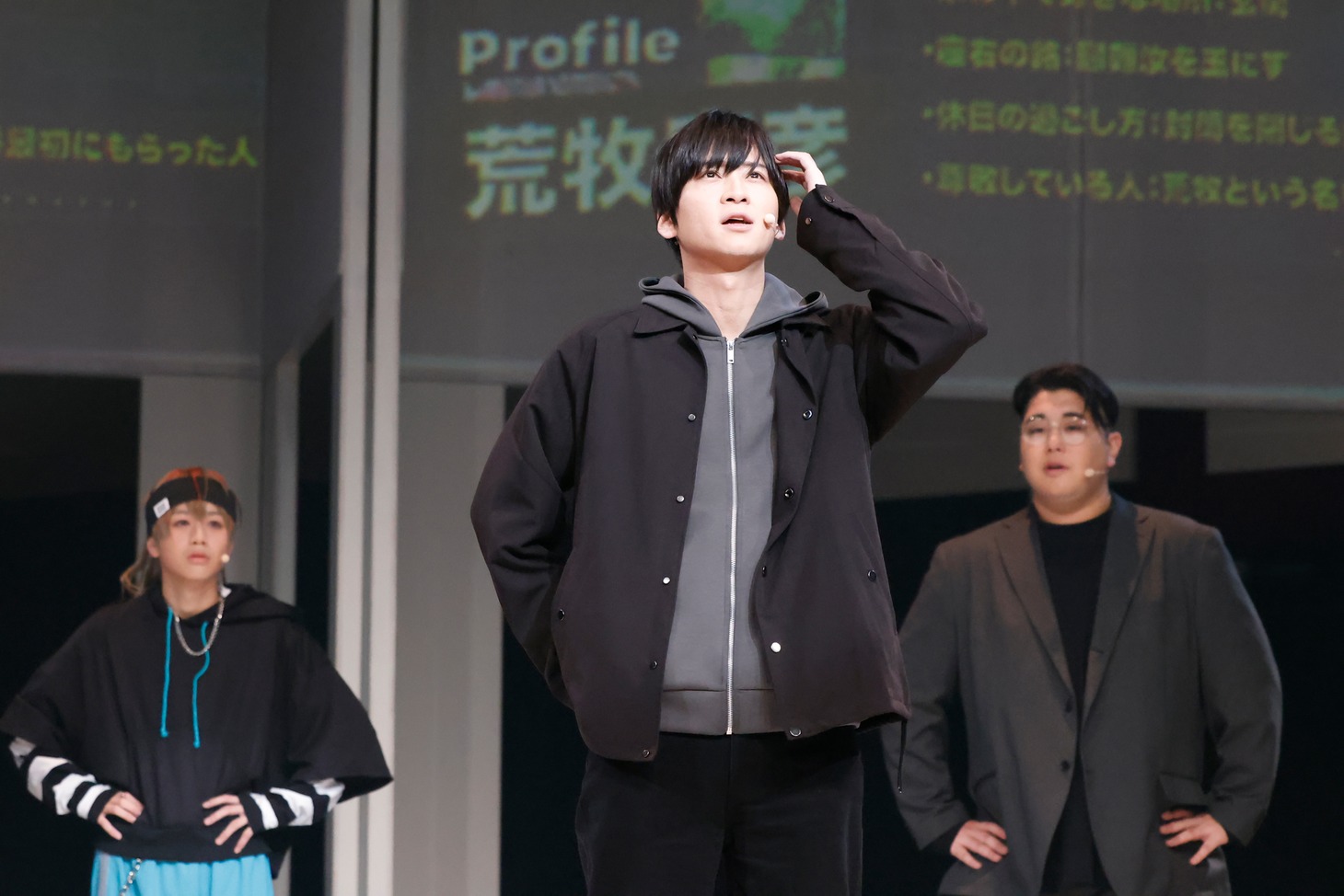 舞台「ハンドレッドノート～暗闇に消えた月～」より。（撮影：小境勝巳、佐藤薫）