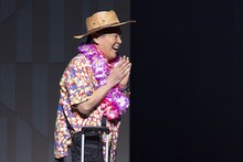 風間杜夫ひとり芝居「カラオケマン ミッション・インポッシブル ～牛山明、バンコクに死す～」より。（撮影：金井恵蓮）