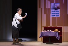 風間杜夫ひとり芝居「カラオケマン ミッション・インポッシブル ～牛山明、バンコクに死す～」より。（撮影：金井恵蓮）