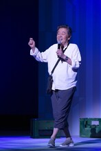 風間杜夫ひとり芝居「カラオケマン ミッション・インポッシブル ～牛山明、バンコクに死す～」より。（撮影：金井恵蓮）