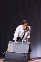 風間杜夫ひとり芝居「カラオケマン ミッション・インポッシブル ～牛山明、バンコクに死す～」より。（撮影：金井恵蓮）