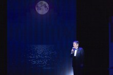 風間杜夫ひとり芝居「カラオケマン ミッション・インポッシブル ～牛山明、バンコクに死す～」より。（撮影：金井恵蓮）