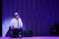 風間杜夫ひとり芝居「カラオケマン ミッション・インポッシブル ～牛山明、バンコクに死す～」より。（撮影：金井恵蓮）