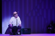 風間杜夫ひとり芝居「カラオケマン ミッション・インポッシブル ~牛山明、バンコクに死す~」より。(撮影:金井恵蓮)