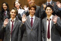 ミュージカル「燃ゆる暗闇にて」開幕直前取材より。前列左から坪倉康晴、渡辺碧斗、佐奈宏紀。