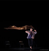 「Footnote NZ Dance x 山崎広太協働ダンスプロジェクト『薄い紙、自律のシナプス、遊牧民、トーキョー（する）』」より。（Photo by Naoshi Hatori）