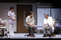 加藤健一事務所「灯に佇む」より。（撮影：石川純）