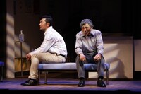 加藤健一事務所「灯に佇む」より。（撮影：石川純）