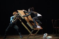 パルコ・プロデュース2024「Touching the Void タッチング・ザ・ヴォイド～虚空に触れて～」より。