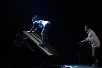 パルコ・プロデュース2024「Touching the Void タッチング・ザ・ヴォイド～虚空に触れて～」より。