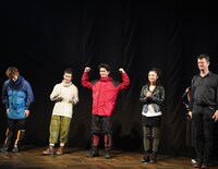 トム・モリス（一番右）からキャストのスキルを褒められ、ガッツポーズをとる正門良規（中央）。