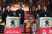 ぎっしり集まった来場者を見渡す中村隼人（右から2番目）。