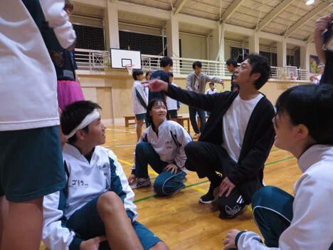 和田聰宏らによる福島県岩瀬郡の天栄村立天栄中学校での表現力育成ワークショップの様子。