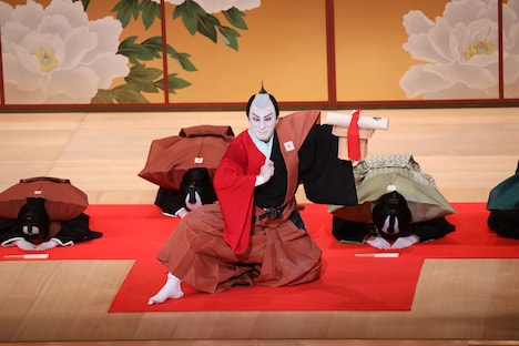 市川海老蔵改め 十三代目 市川團十郎白猿襲名披露 八代目 市川新之助初舞台「十月大歌舞伎」夜の部「十三代目市川團十郎白猿 八代目市川新之助 襲名披露 口上」より。