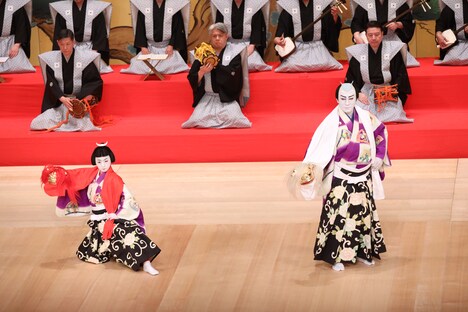 市川海老蔵改め 十三代目 市川團十郎白猿襲名披露 八代目 市川新之助初舞台「十月大歌舞伎」夜の部「連獅子」より。