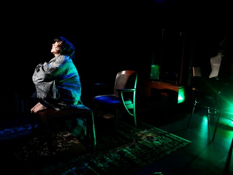 平体まひろ 一人芝居「売り言葉」より。（撮影：喜田裕也）