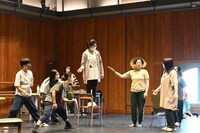 高校生と創る演劇「Journey Over the Rainbow －ドロシーとワタシ－」稽古の様子。