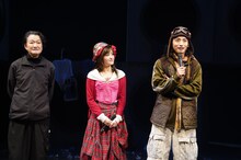 「セツアンの善人」初日前会見より、左から白井晃、葵わかな、木村達成。