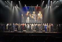 ミュージカル「レ・ミゼラブル」製作発表記者会見より、「民衆の歌」を歌唱する小林唯とアンサンブル。