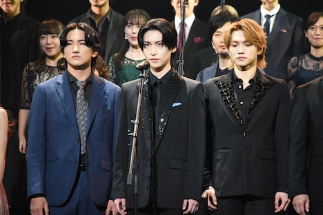 左から中桐聖弥、山田健登、三浦宏規。