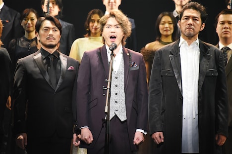 左から飯田洋輔、佐藤隆紀、吉原光夫。