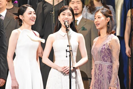 左から加藤梨里香、水江萌々子、敷村珠夕。