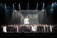 ミュージカル「レ・ミゼラブル」製作発表記者会見より、「ワン・デイ・モア」を歌唱するキャストたち。