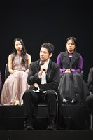 吉原光夫（手前）