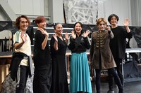 ミュージカル「ALICE～不思議の国のアリスより～」稽古場取材会より。左から吉田要士、土屋アンナ、池上季実子、田中夢羽、ROLLY、河相我聞。