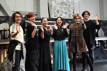 ミュージカル「ALICE～不思議の国のアリスより～」稽古場取材会より。左から吉田要士、土屋アンナ、池上季実子、田中夢羽、ROLLY、河相我聞。