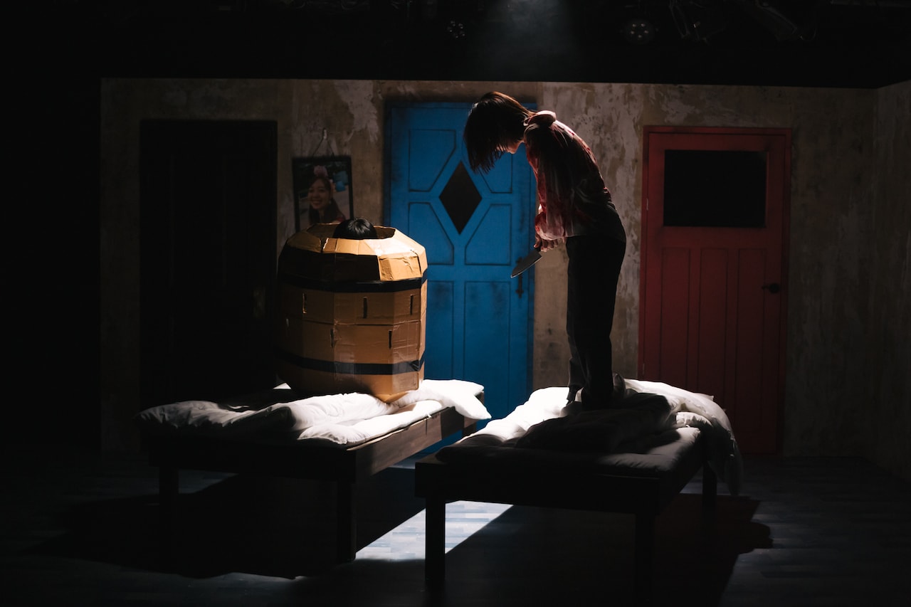 コンプソンズの“ポストトゥルース時代の不条理劇”？「ビッグ虚無」開幕