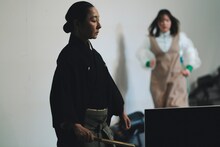 穴迫信一×捩子ぴじんwithテンテンコ「スタンドバイミー」より。（撮影：脇田友 / 提供：KYOTO EXPERIMENT）