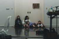 穴迫信一×捩子ぴじんwithテンテンコ「スタンドバイミー」より。（撮影：脇田友 / 提供：KYOTO EXPERIMENT）