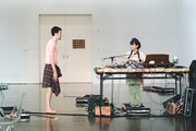 穴迫信一×捩子ぴじんwithテンテンコ「スタンドバイミー」より。（撮影：脇田友 / 提供：KYOTO EXPERIMENT）