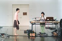 穴迫信一×捩子ぴじんwithテンテンコ「スタンドバイミー」より。（撮影：脇田友 / 提供：KYOTO EXPERIMENT）