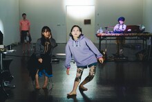 穴迫信一×捩子ぴじんwithテンテンコ「スタンドバイミー」より。（撮影：脇田友 / 提供：KYOTO EXPERIMENT）