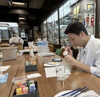 博多人形を、より“あいらしか”にすべく、絵付けに挑戦！